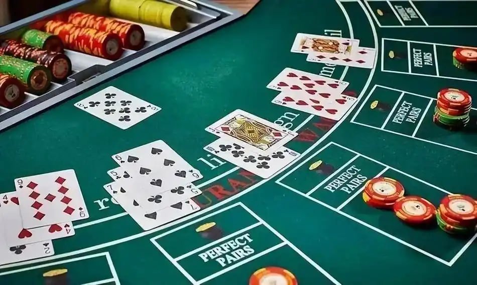 Pemandangan permainan kasino live di kartutoto dengan dealer dan pemain yang antusias